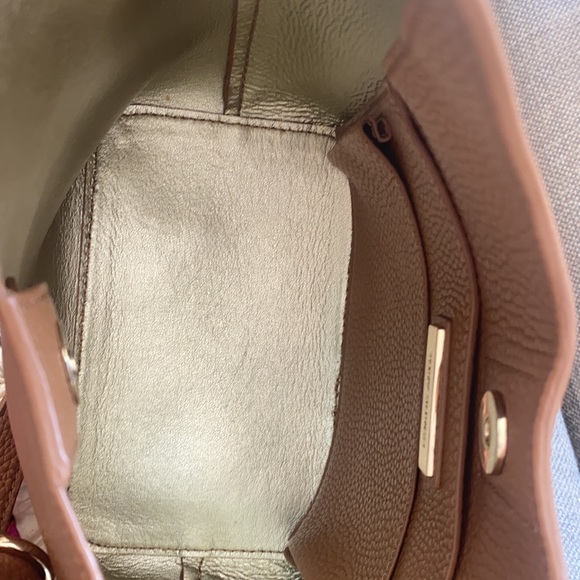 Tory Burch tan crossbody bucket bag - Picture 4 of 7